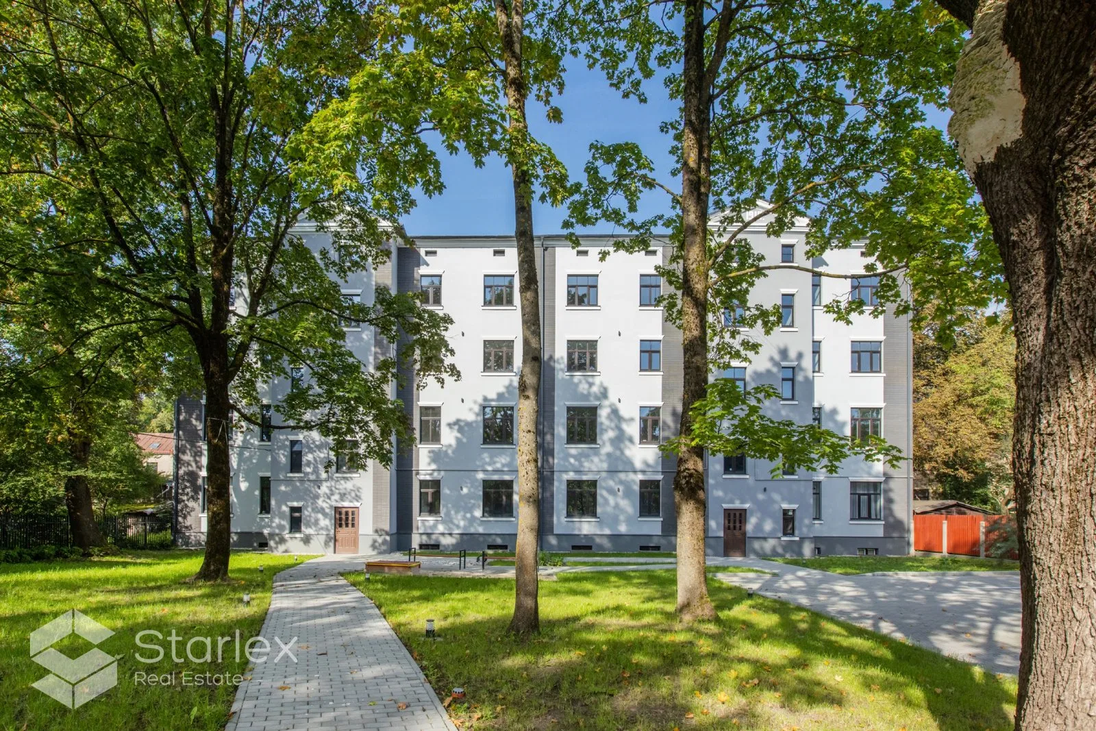 Gaišs 2 istabu dzīvoklis ar pilnu apdari Torņakalnā, ēkai ir savs privāts pagalms. 2