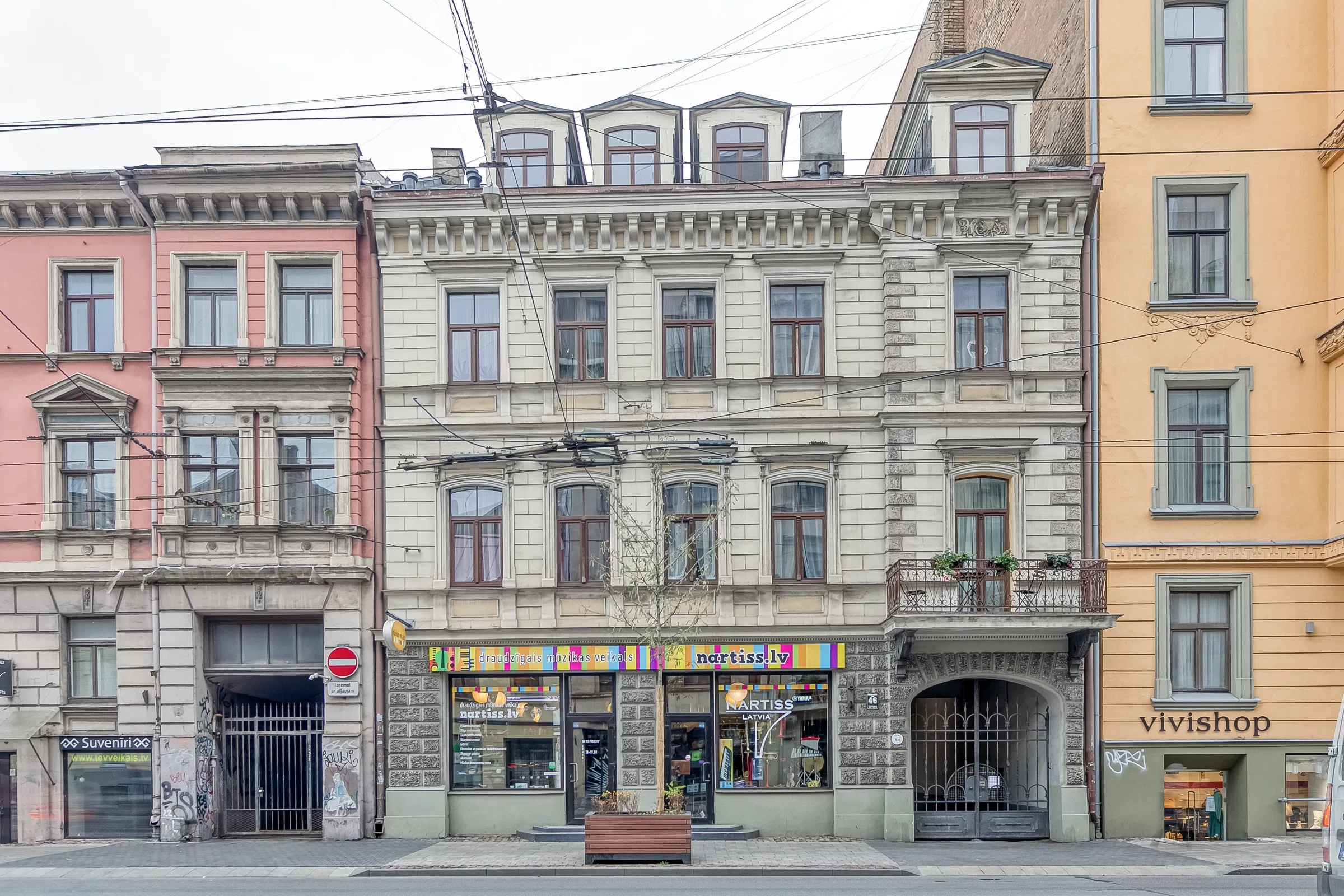 Vairākas ieejas; 4 autostāvietas īpašumā!
