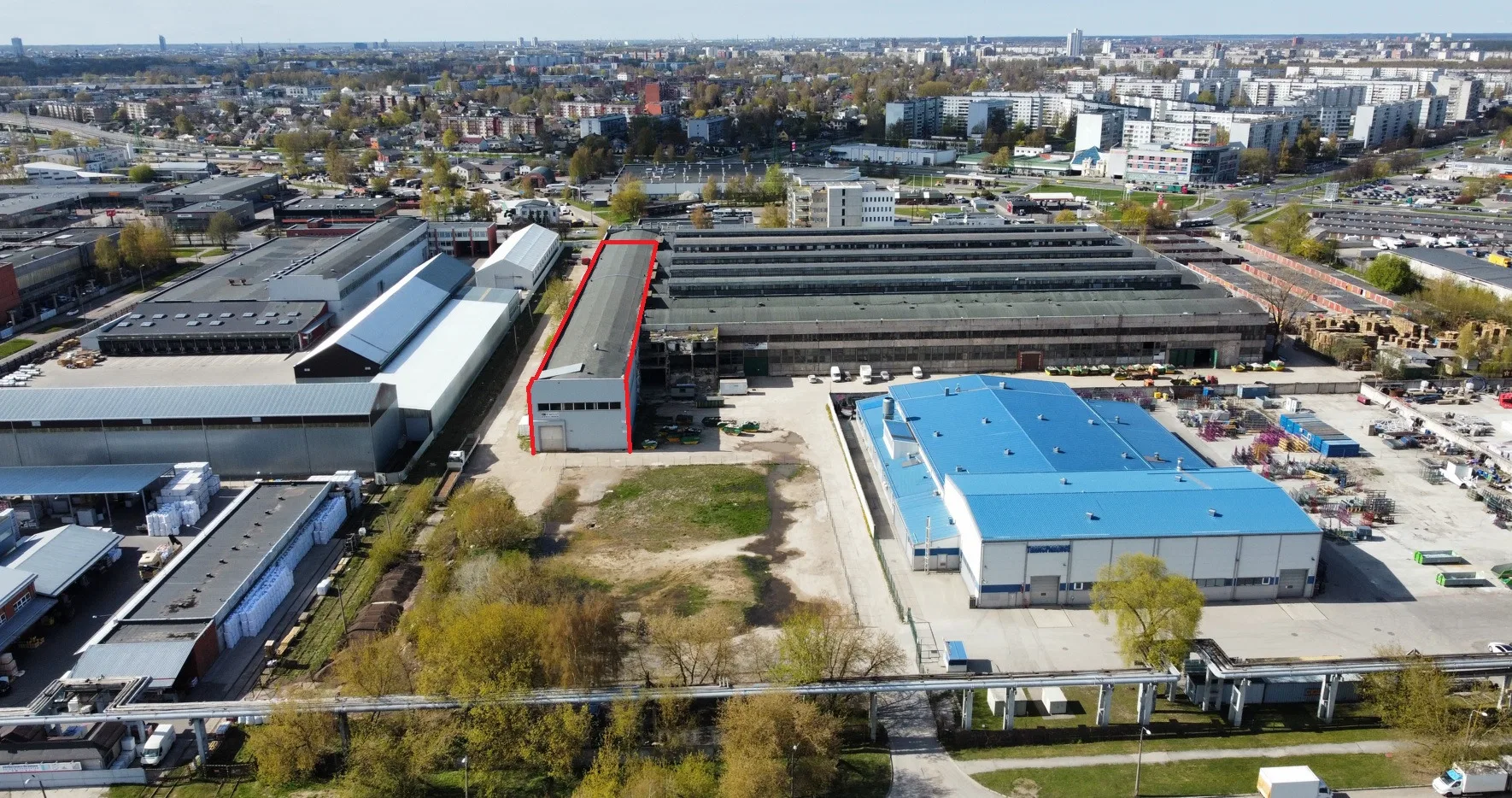 Ražošanas telpas ar augstiem griestiem Pļavniekos