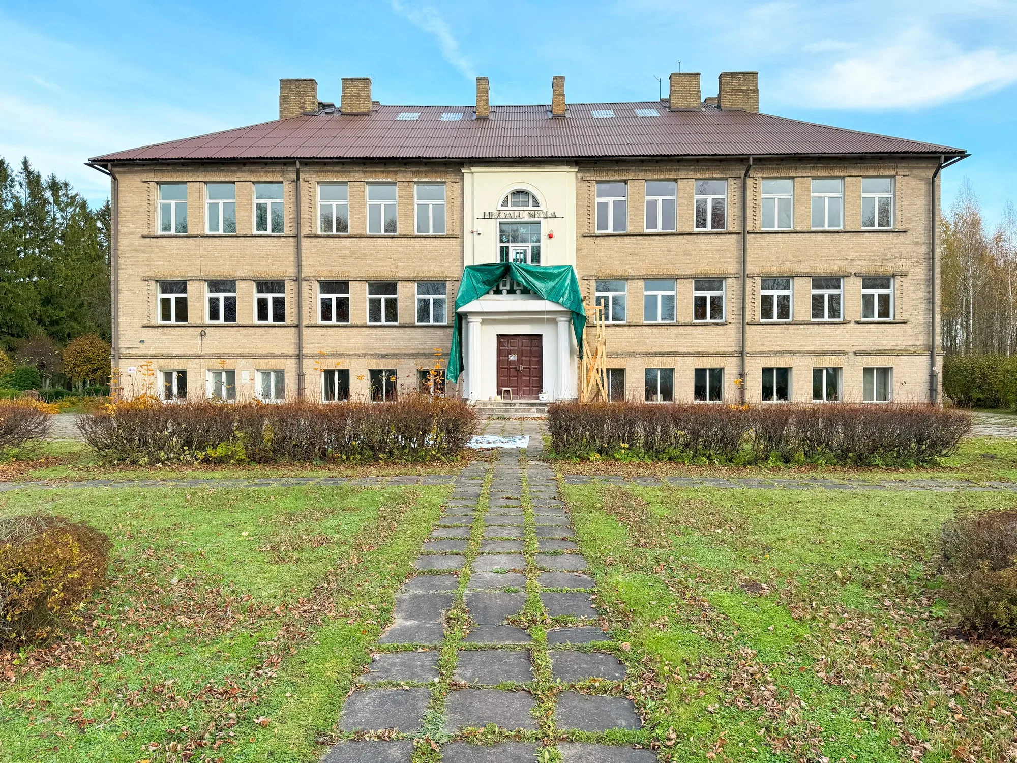 Mežgaļu skolas ēka