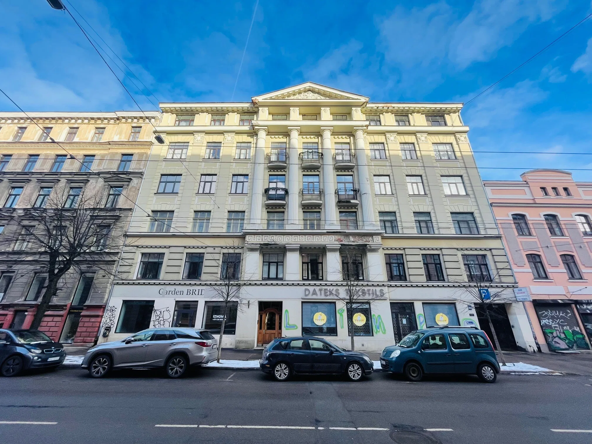 Komerctelpas ar plašiem skatlogiem pie Ģertrūdes/Avotu krustojuma