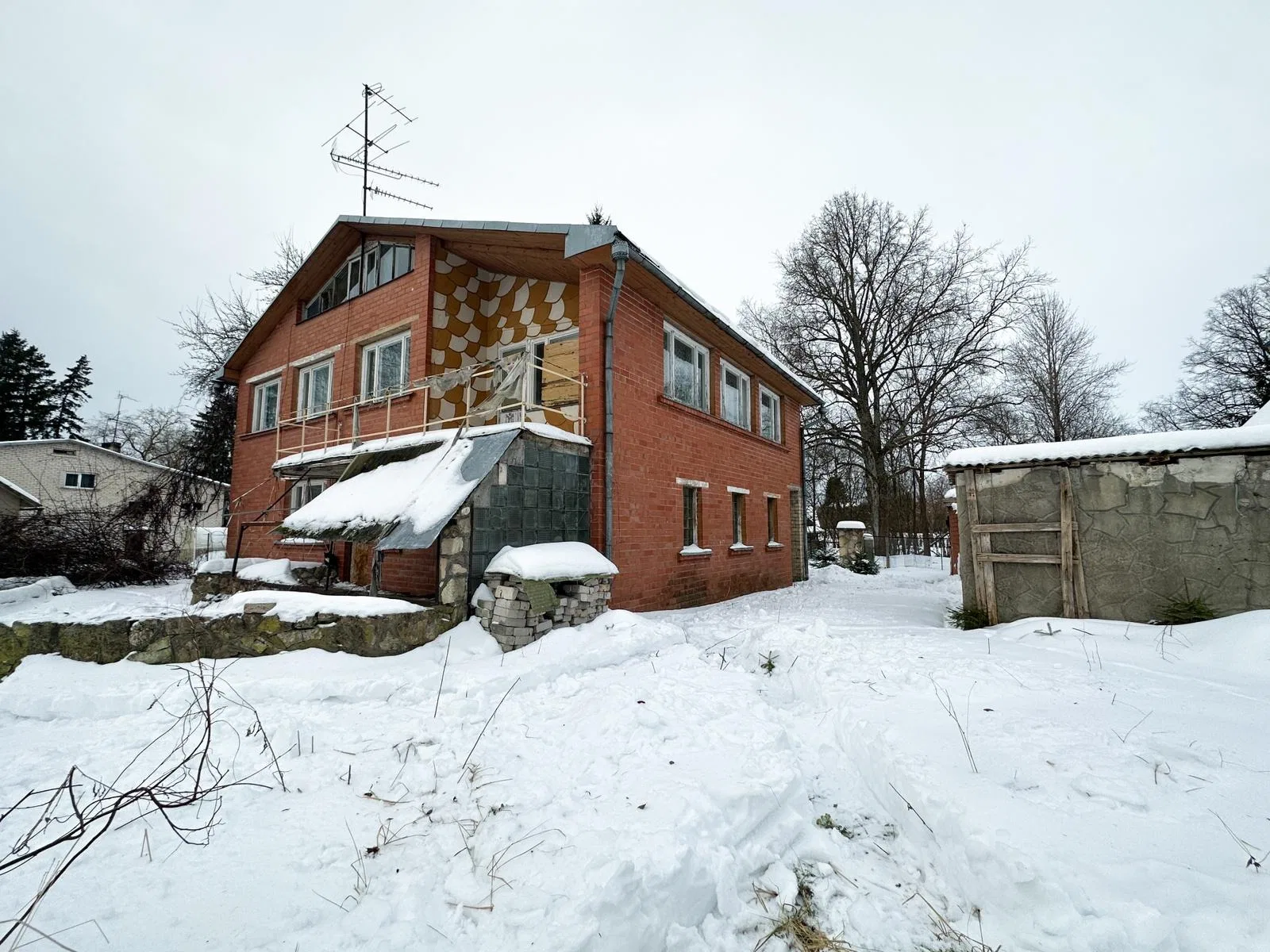 Pārdod plašu sarkano ķieģeļu māju Lielvārdē ar skatu uz Daugavu